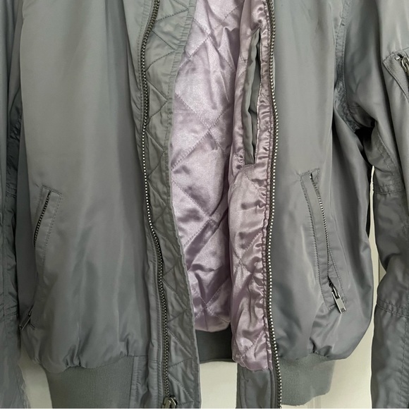 Grey XS bomber jacket, lavender colour inside. Excellent condition, satin feel - Picture 10 of 15